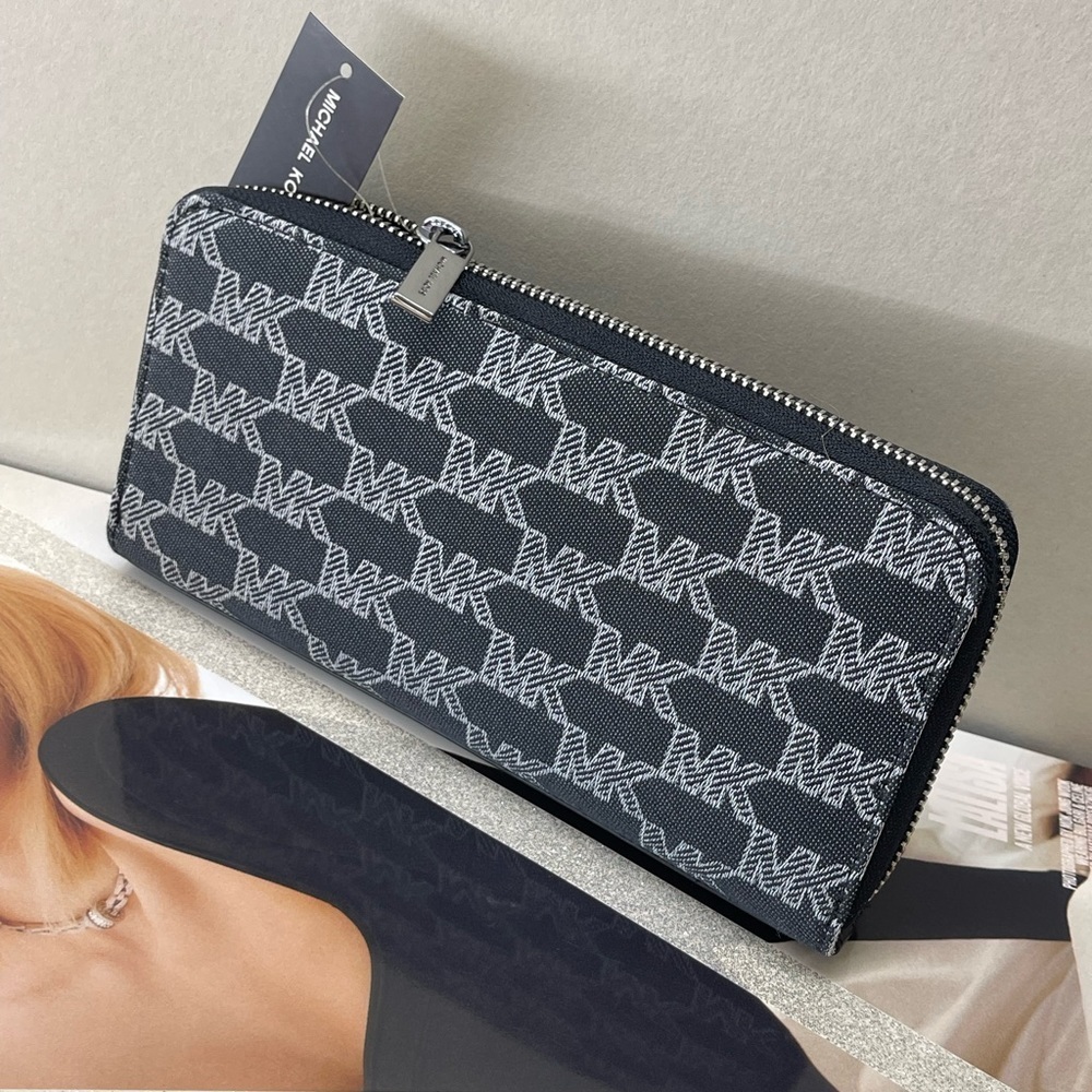 (new+tag) Michael Kors long tech wallet fits iPhone Pro Max